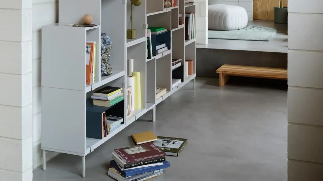 Ein Bücherregal mit Büchern und Deko-Objekten. Hier finden Sie gute ausmisten tipps, um Ordnung zu schaffen.