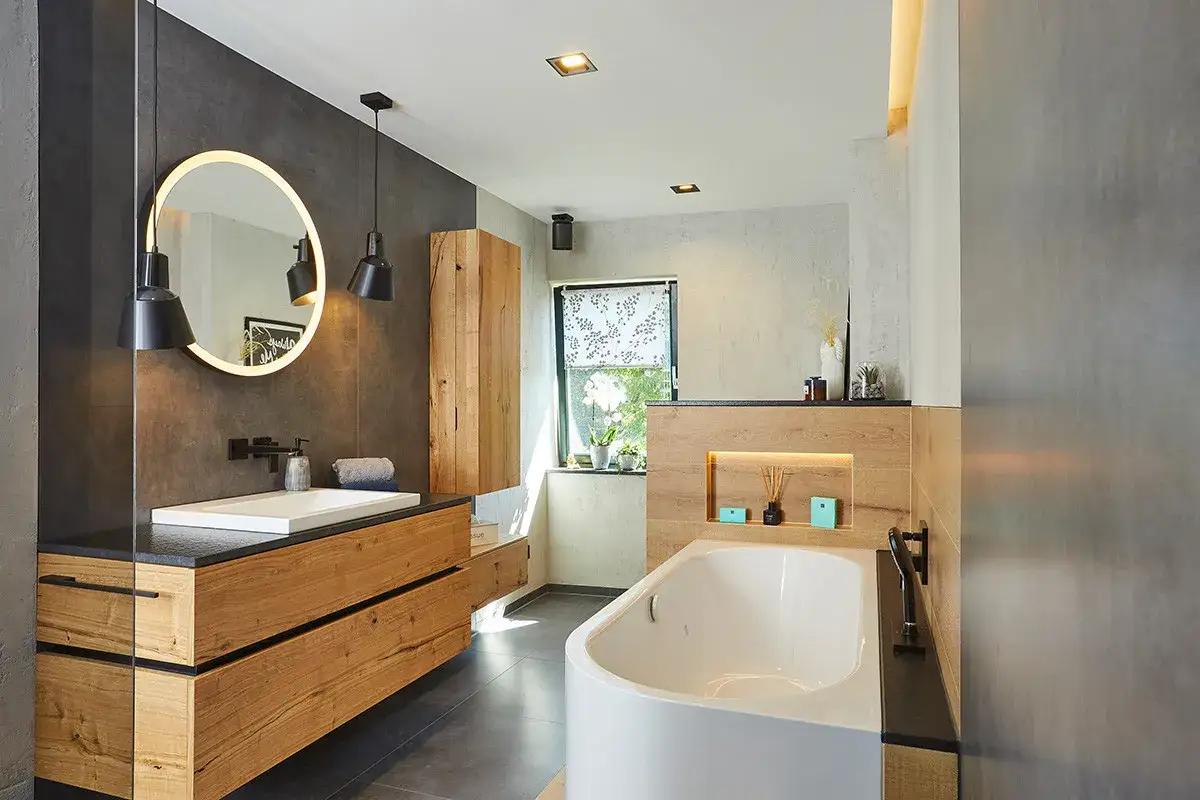 Moderne Badezimmer Ideen mit Holzboden: Waschtisch mit Holzlade, freistehende Wanne und Holzelemente schaffen Wärme.
