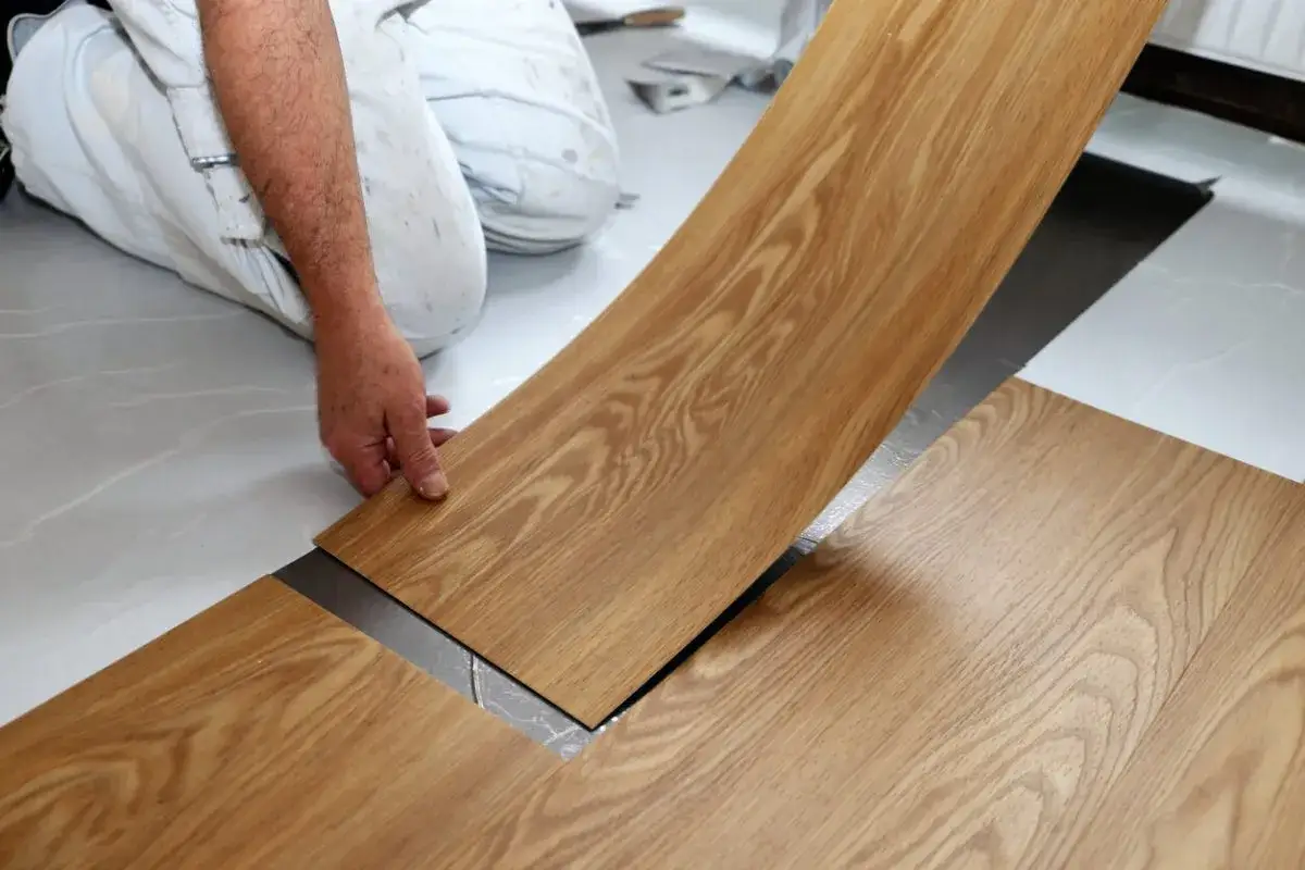 Hand verlegt Holzoptik-Bodenbelag. Vorsicht: PVC giftig!