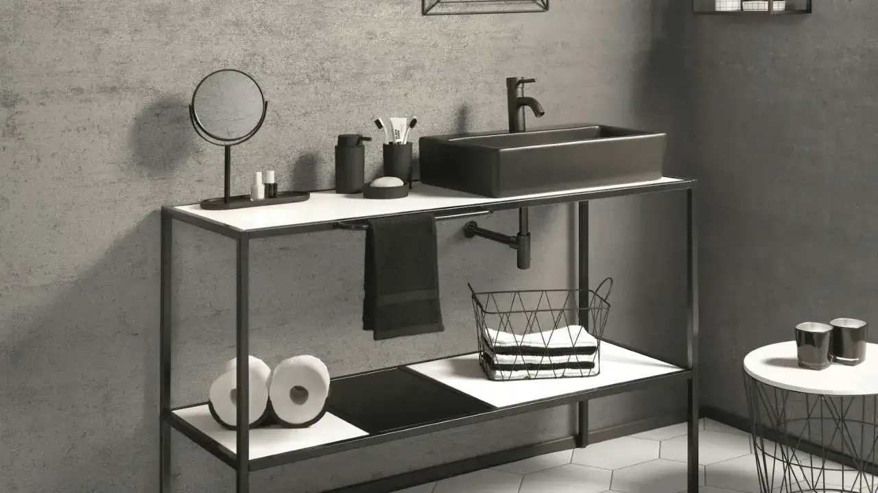 Modernes Badezimmer mit Betonwand und einem Waschbecken im bad industrielook. Schwarze Armaturen und Accessoires unterstreichen den Look.