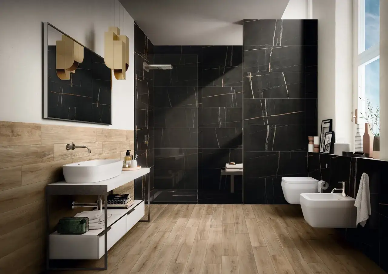 Luxuri&ouml;ses Badezimmer mit dunklen Marmorfliesen, die an Sand erinnern, und Holzoptik. Inspiration f&uuml;r moderne Badezimmerfliesen.