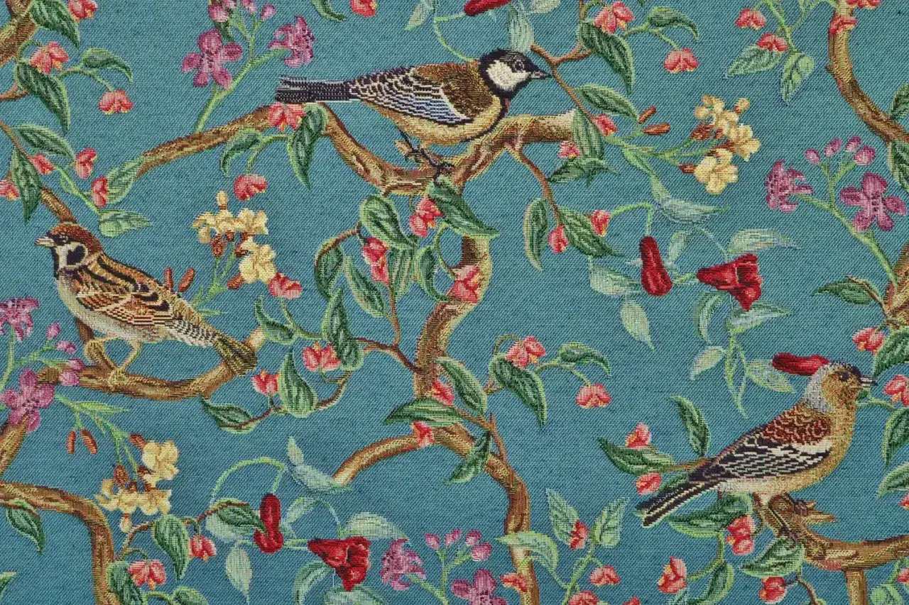 Ein detailliertes Textil-Muster mit Vögeln auf Ästen, umgeben von rosa und gelben Blüten auf blauem Grund.