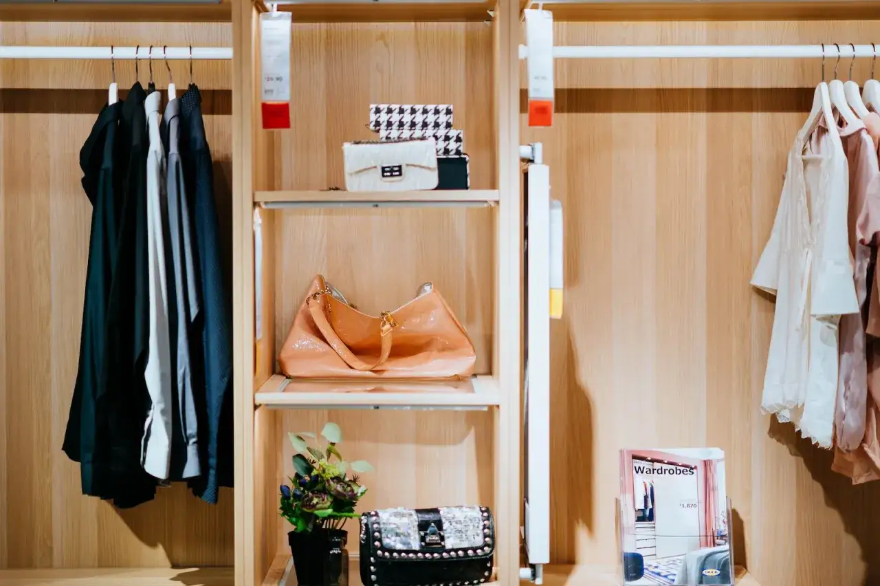 Kleiderschrank mit Hemden, Taschen & Kleidern. Stell dir vor, wieviel spart man wenn man keine kleidung mehr kaufen muss!