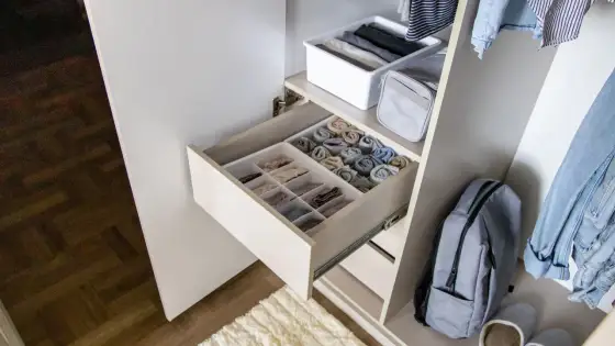 Kleidung aussortieren & Schrank organisieren - Endlich Platz!