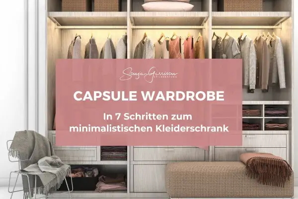 Ein aufgeräumter Kleiderschrank mit einer **capsule wardrobe**. Kleidung ist ordentlich aufgehängt und gefaltet. Ein Hocker mit Decke steht davor.