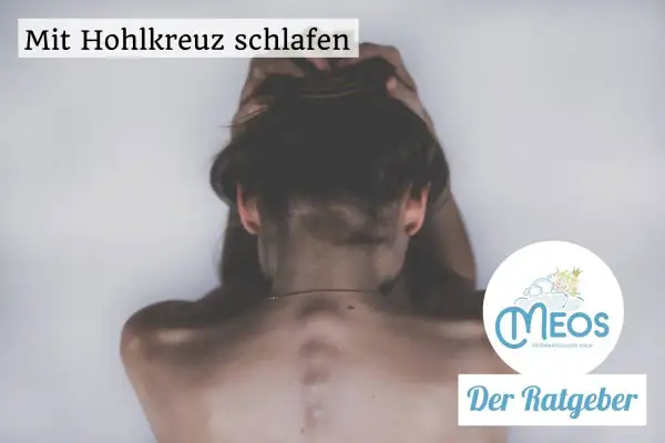 Frau mit Hohlkreuz, die sich die Haare greift. Der Text "Mit Hohlkreuz schlafen" und das Logo "Meos - Der Ratgeber" sind sichtbar.