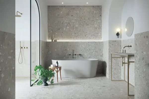 Moderne Badezimmer Fliesen Ideen: Terrazzo-Optik für Boden und Wand, freistehende Wanne, Dusche und Waschtisch.