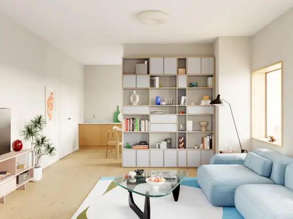 Helle, moderne Wohnung mit einem großen Bücherregal, einem blauen Sofa und einem Glastisch. Perfekte Wohnung Inspo für minimalistisches Design.